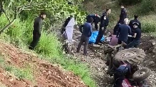 Devrilen traktörün sürücüsü hayatını kaybetti