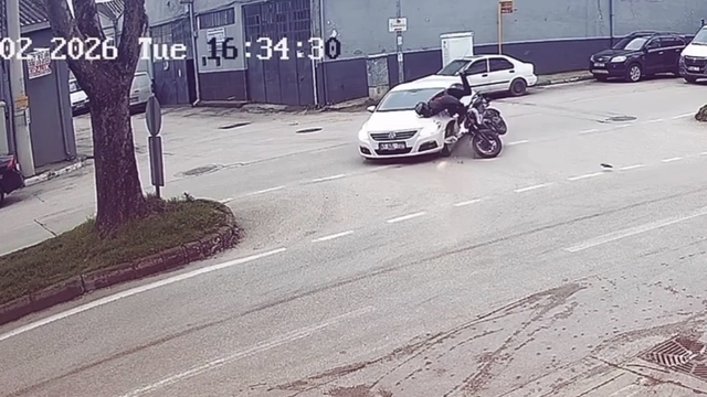 Bursa'da otomobil motosikletle çarpıştı: 1 yaralı