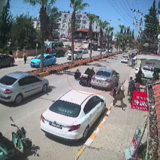 Park halindeki araca çarparak mopedden yere savrulan biri çocuk 2 kişi, sür...