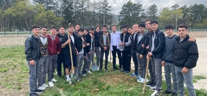Bayburt'ta öğrenciler okul bahçelerini fidanlarla yeşillendirdi
