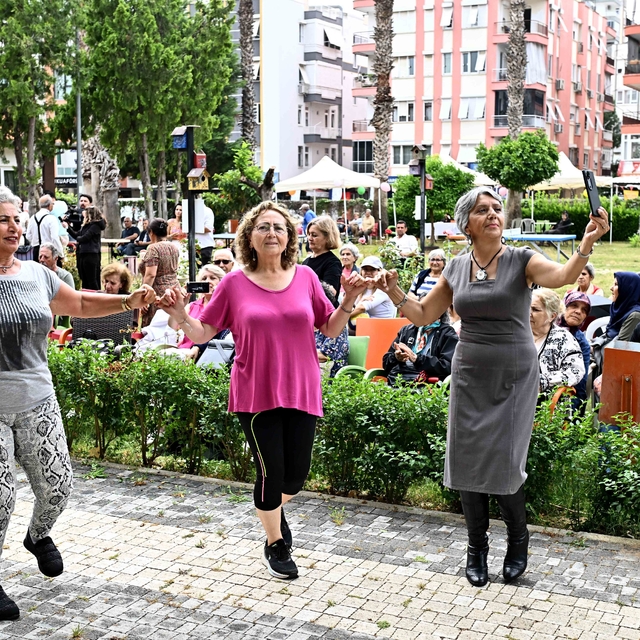 Yaşlı evlerinde bahar şenliği