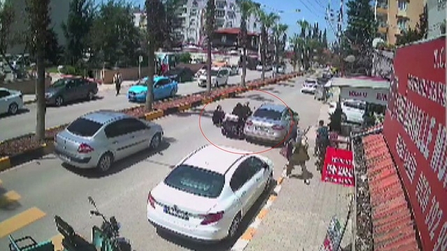 Park halindeki araca çarparak mopedden yere savrulan biri çocuk 2 kişi, sürücünün dikkatiyle ezilmekten kurtuldu