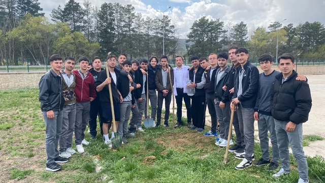 Bayburt'ta öğrenciler okul bahçelerini fidanlarla yeşillendirdi