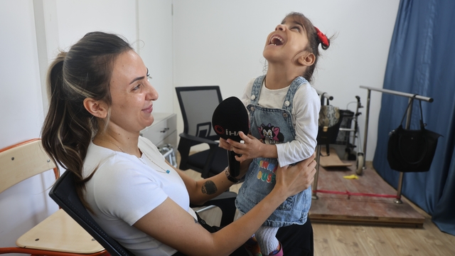 Kendi ayakları üzerinde durmayı başaran serebral palsi hastası Ada Su'nun annesine kendi elleriyle verdiği çiçek yürekleri ısıttı
