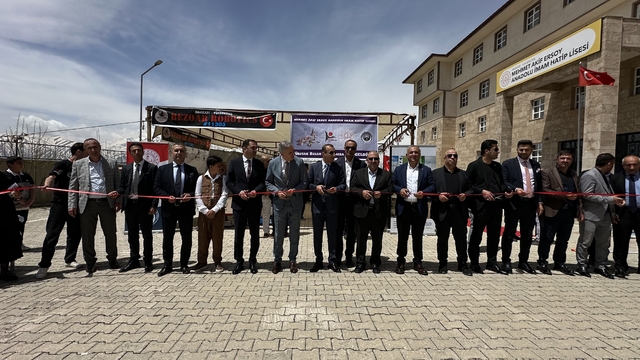 Yüksekova'da TÜBİTAK şenliği: Bilim ve yöresel lezzetler bu fuarda buluştu