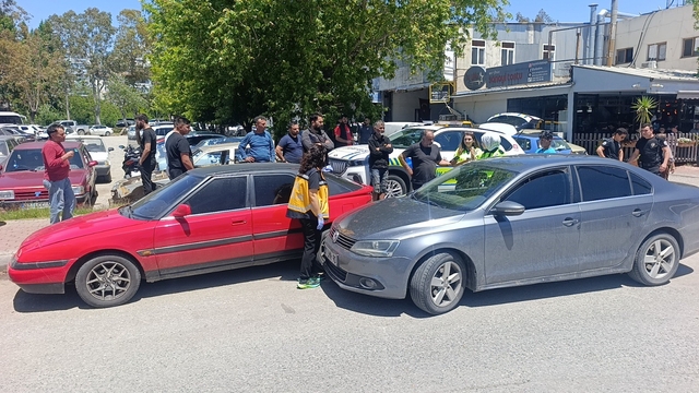 Kazaya neden olan sürücü, kendisini durdurmak isteyenlere biber gazı sıktı
Aracın önüne geçip durdurmaya çalıştılar biber gazlı saldırıya uğradılar
Maddi hasarlı kaza sonrası yaşanan tartışma güvenlik kamerasında