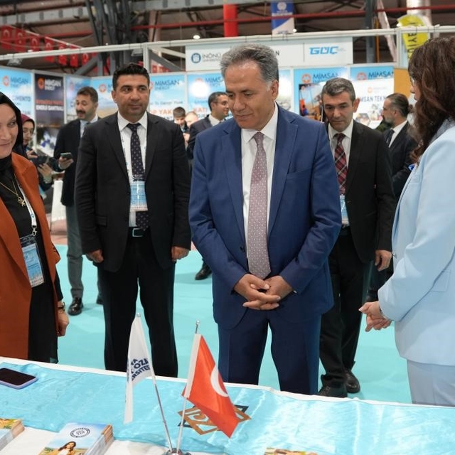 Rektör Akpolat, İpek Yolu Kariyer Fuarı'ndaki stantları ziyaret etti