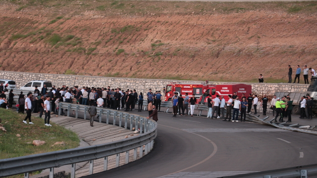 Şırnak'ta mahalle sakinleri trafik kazalarını protesto için yol kapatma eylemi yaptı