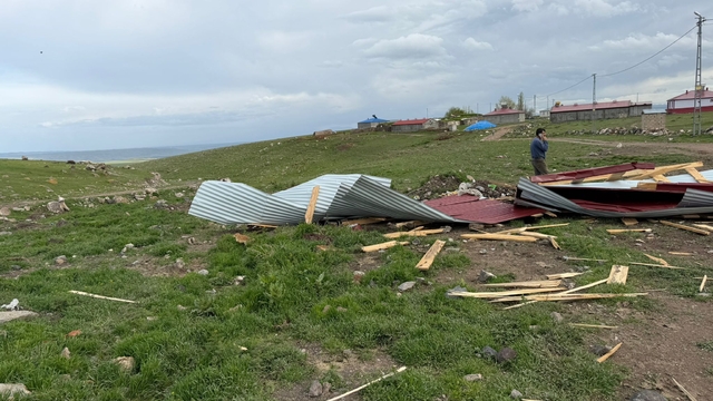 Kars'ta şiddetli rüzgar çatıları uçurdu