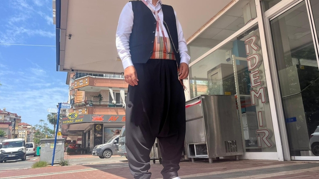 30 metrekarelik atölyede 36 yıldır Alanya şalvarını dünyaya tanıtıyor
Tam takım yumurta topuk ayakkabı, beyaz çorap, şalvar, bel kuşağı, ipek gömlek, cepken, köstekli saat ve şapkadan oluşuyor
İlmik ilmek işlenen Alanya şalvarı için coğrafi işaret başvurusu yapıldı