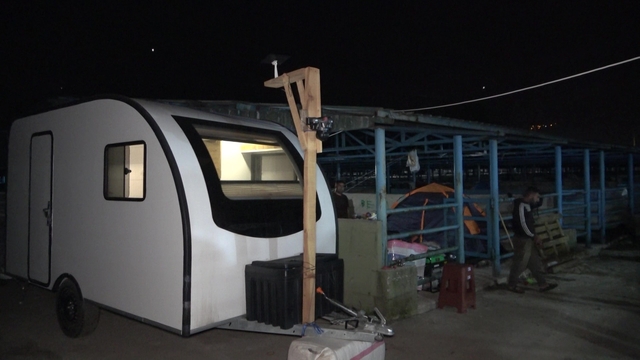 Hayvan pazarında karavan ve çadır kamping...
Kurbanlıklarla koyun koyuna uyuyorlardı, artık karavanda kalıyorlar
Sosyetik çobanlar hayvan pazarını karavan kampa çevirdi
Bursa'ya şehir dışından kurbanlık getiren satıcılar hayvan pazarında onlarca çadır kurdu, karavan açtı
Kurban pazarında çadır ve karavanlı bayram mesaisi