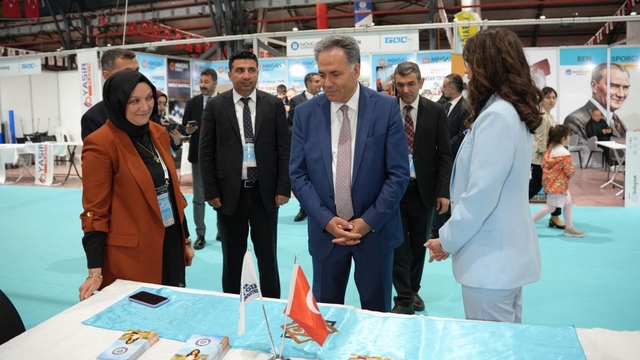 Rektör Akpolat, İpek Yolu Kariyer Fuarı'ndaki stantları ziyaret etti