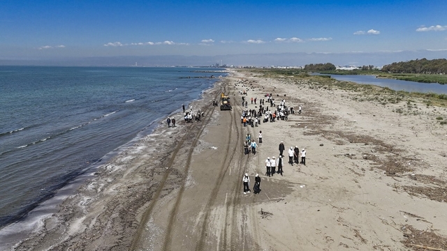 Mersin'de öğrenciler sahil temizliği için seferber oldu