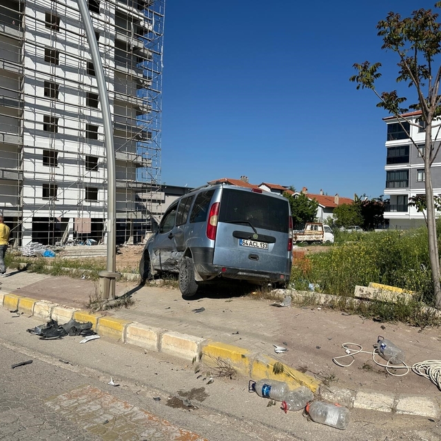 Uşak'ta park halindeki araca çarpan otomobil kazaya neden oldu: 4 yaralı