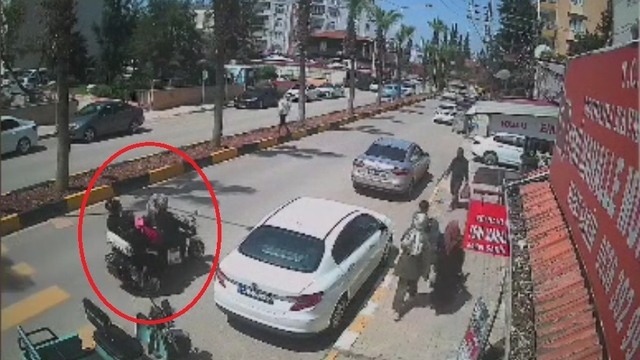 Otomobile çarpan elektrikli motosikletten savrulan kadın ve çocuk, son anda kurtuldu