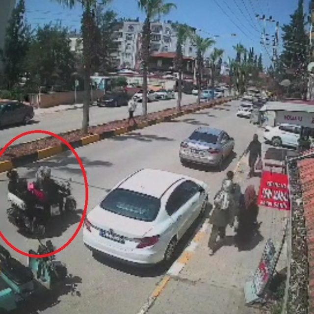 Otomobile çarpan elektrikli motosikletten savrulan kadın ve çocuk, son anda...