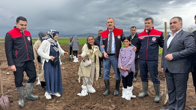 Ağrı'da 2 bin 500 çiftçiye 50 bin meyve fidanı dağıtıldı
