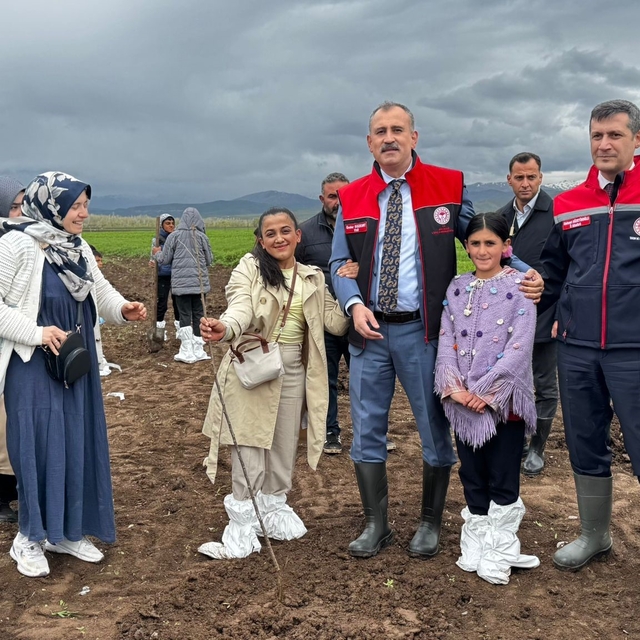 Ağrı'da 2 bin 500 çiftçiye 50 bin meyve fidanı dağıtıldı