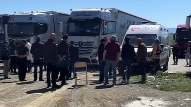 Hayvan pazarına gitmek için mola verdikleri dinlenme tesisinde acı son: Yeğeninin cesediyle karşılaştı
Kurbanlıkları İstanbul hayvan pazarına yetiştireceklerdi: 22 yaşında tırda can verdi