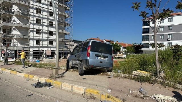 Uşak'ta park halindeki araca çarpan otomobil kazaya neden oldu: 4 yaralı