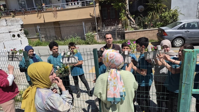 Öğrenciler çiçeklerle iyilik mesajı verdi
Anamur'da öğrencilerden anlamlı farkındalık etkinliği