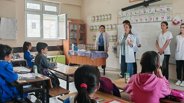Diyarbakır'da öğrencilere bilinçli diş fırçalamanın önemi anlatıldı