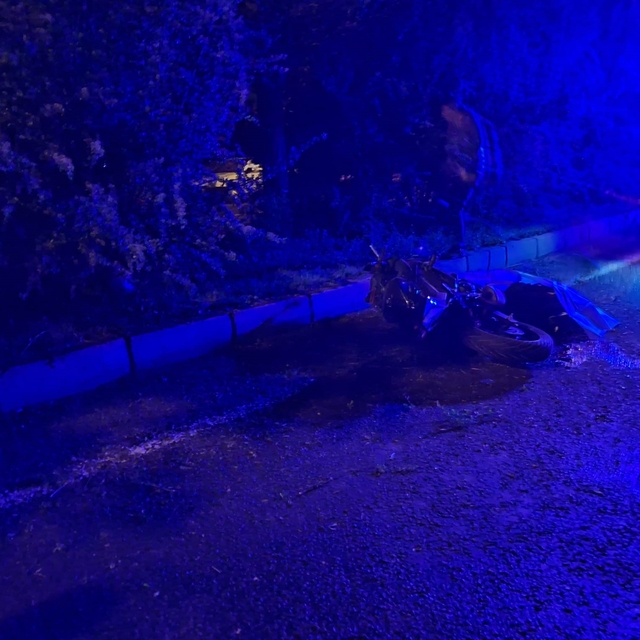 Devrilen motosiklet sürücüsü öldü