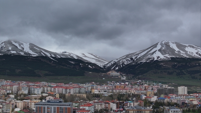 Erzurum'da mayıs ortasında yağan kar vatandaşları şaşırttı