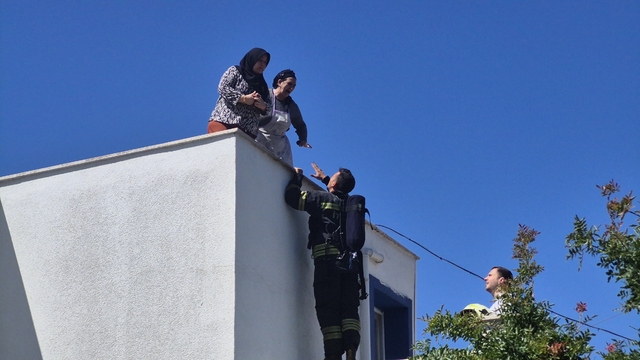 Bodrum'da binada çıkan yangında mahsur kalan 2 kişi kurtarıldı