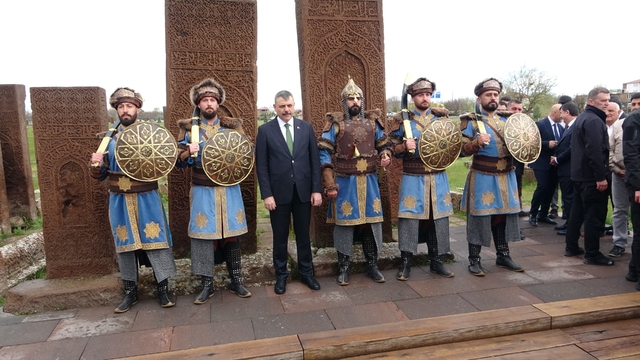 İçişleri Bakanı Mustafa Çiftçi, Ahlat'ta Selçuklu Mezarlığını ziyaret etti