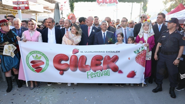 Emiralem Çilek Festivali'ne görkemli açılış