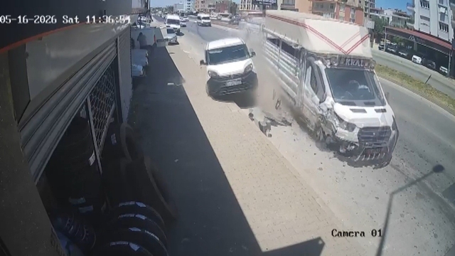 Kamyonetin lastiği patladı, muhtemel facia kılpayı önlendi
Kontrolden çıkan kamyonet park halindeki araca çarparak durabildi