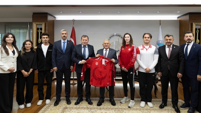 Gençlik ve Spor İl Müdürü Kabakcı ile gençler, Başkan Büyükkılıç'ı ziyaret etti