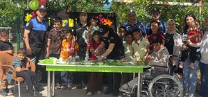 Polislerden çocuklara pasta sürprizi