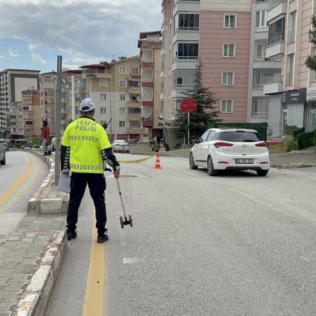 Tokat'ta yolun karşısına geçmek isteyen kadına alkollü sürücü çarptı