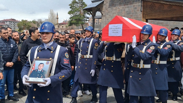 Uzman Çavuş Emrah Türkoğlu, son yolculuğuna uğurlandı