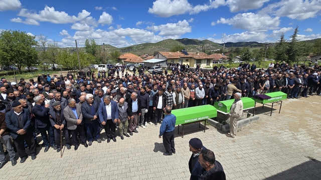 Kazada hayatını kaybeden 2 öğrenci ve servis sürücüsü defnedildi