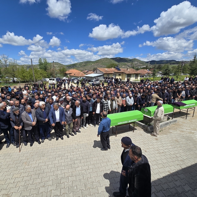Kazada hayatını kaybeden 2 öğrenci ve servis sürücüsü defnedildi