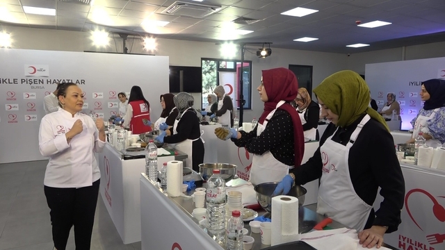 Türk Kızılay'ın "iyilikle pişen hayatlar' atölyesi Bursa'da kadınlarla buluştu