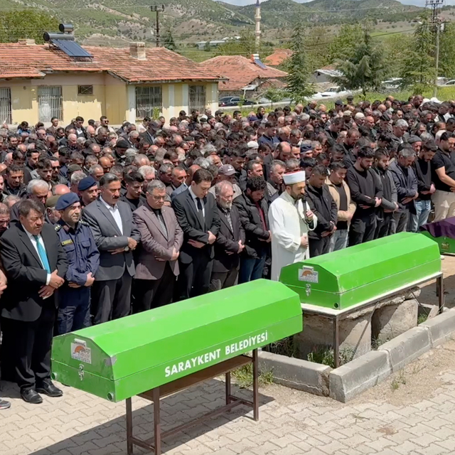 Yozgat'ta trafik kazasında ölen iki öğrenci ile servis şoförü son yolculukl...