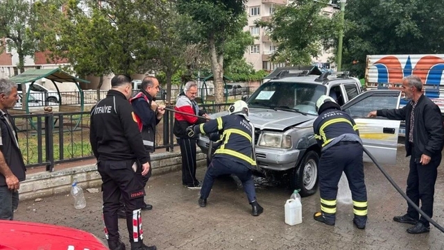 Siirt'te park halindeki pikap yandı