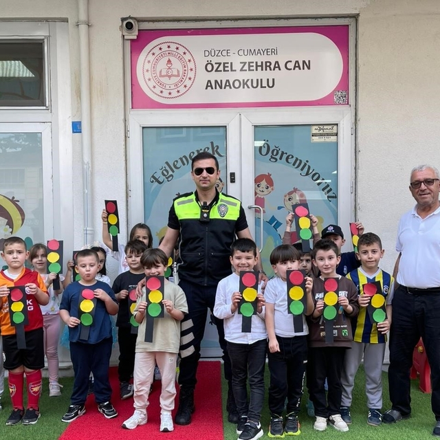 Minik öğrenciler eğlenerek öğreniyor
Cumayeri'nde anaokulu öğrencilerine tr...