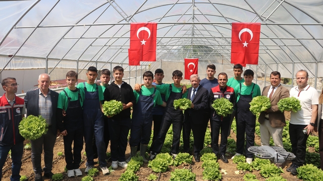 Keşan'da lisede kurulan serada hasat yapıldı