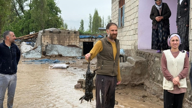 Iğdır'da sağanak sele dönüştü: Karakuyu köyünde evler ve araziler sular altında kaldı