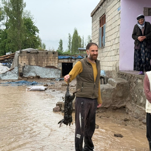 Iğdır'da sağanak sele dönüştü: Karakuyu köyünde evler ve araziler sular alt...
