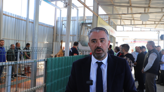 Pursaklar Belediye Başkanı Çetin kurban pazarını inceledi