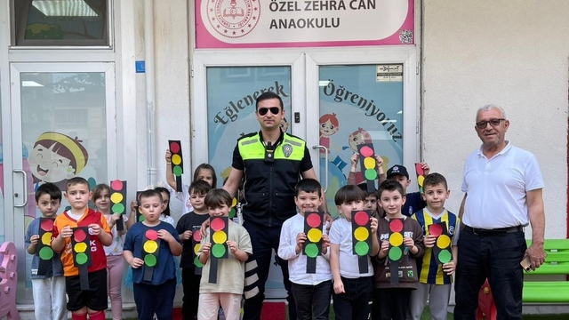 Minik öğrenciler eğlenerek öğreniyor
Cumayeri'nde anaokulu öğrencilerine trafik eğitimi verildi