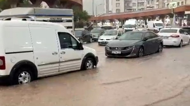 Siirt'te sağanak yağış sele neden oldu, iş yerleri ve seralar zarar gördü