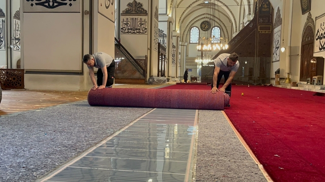 Bursa Ulucami'de halı yenileme çalışmaları başladı