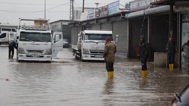 Iğdır küçük sanayi sitesindeki iş yerleri sular altında kaldı